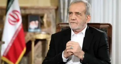 ایرانی صدر مسعود پزشکیان ایک پریس کانفرنس یا انٹرویو کے دوران سنجیدہ انداز میں بیٹھے ہوئے، پس منظر میں ایرانی پرچم واضح ہے۔