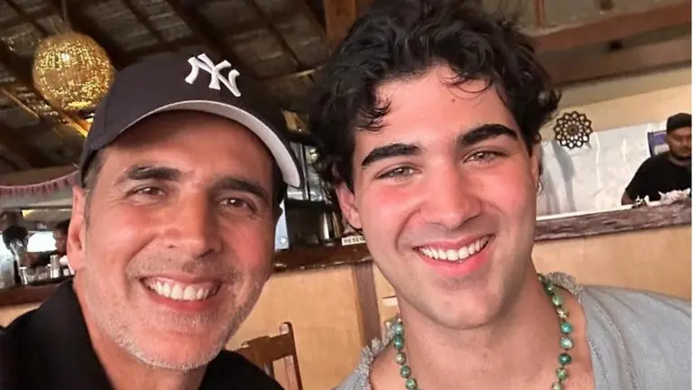 بالی ووڈ اداکار اکشے کمار اپنے بیٹے آرو بھاٹیا کے ہمراہ (Akshay Kumar with his son Aarav Bhatia)
