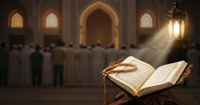 مسجد میں باجماعت نماز کی صف بندی اور قرآن مجید کی خوبصورت تصویر