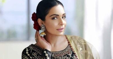 پاکستانی اداکارہ میرا پوڈکاسٹ کے دوران میزبان کے رویے پر ناراض ہو کر جاتے ہوئے