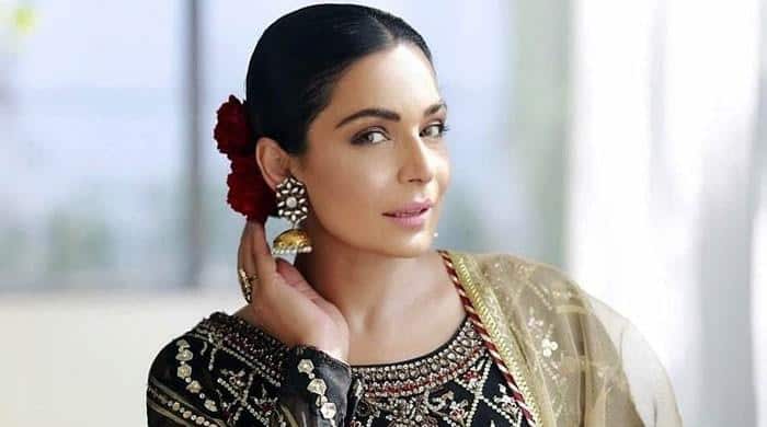 پاکستانی اداکارہ میرا پوڈکاسٹ کے دوران میزبان کے رویے پر ناراض ہو کر جاتے ہوئے