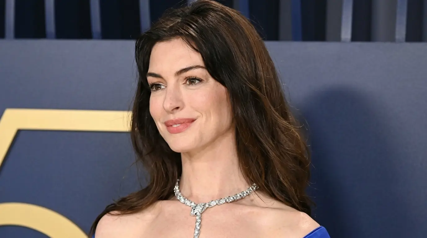 این ہیتھوے پیپل میگزین 2026 کے سرورق پر چاندی کے لباس میں۔