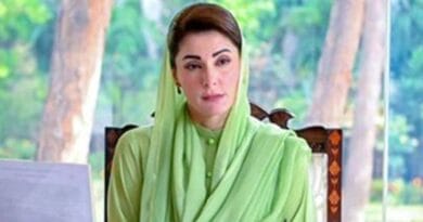 Maryam Nawaz with her daughter Mahnoor Safdar at Jati Umra