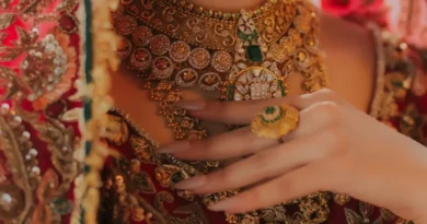 پاکستانی اداکارہ نمرہ خان اپنی شادی کے موقع پر روایتی سرخ عروسی لباس اور جیولری میں ملبوس