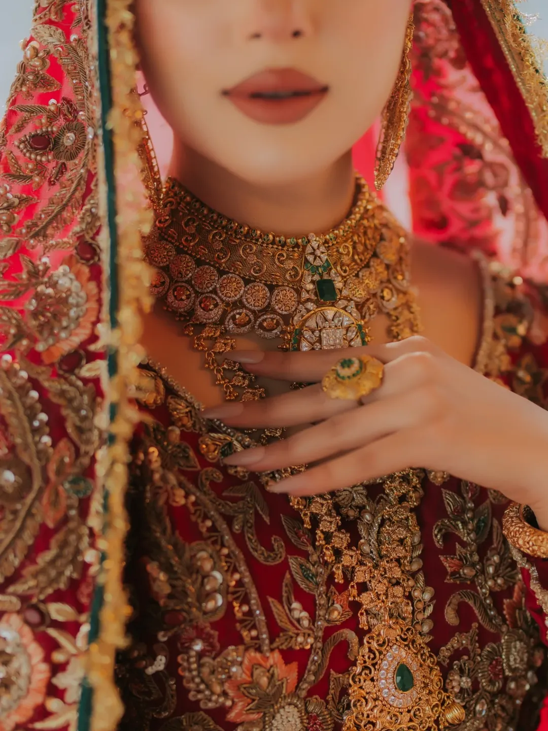 پاکستانی اداکارہ نمرہ خان اپنی شادی کے موقع پر روایتی سرخ عروسی لباس اور جیولری میں ملبوس
