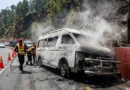 مری ایکسپریس وے پر حادثے کا شکار ہونے والی ہائی ایس وین کو ریسکیو اہلکار چیک کر رہے ہیں
