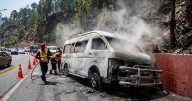 مری ایکسپریس وے پر حادثے کا شکار ہونے والی ہائی ایس وین کو ریسکیو اہلکار چیک کر رہے ہیں