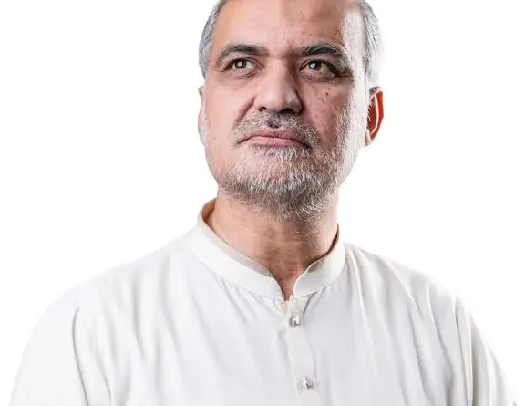 حافظ نعیم الرحمن پریس کانفرنس کے دوران 7 اگست کو ملک گیر احتجاج، مہنگائی اور پیٹرولیم لیوی کے خلاف جماعت اسلامی کے احتجاجی اعلان سے خطاب کرتے ہوئے۔
