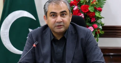 محسن نقوی پریس کانفرنس کے دوران دفتر میں تشویشناک انداز میں بیٹھے ہوئے