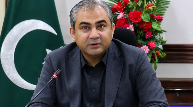 محسن نقوی پریس کانفرنس کے دوران دفتر میں تشویشناک انداز میں بیٹھے ہوئے