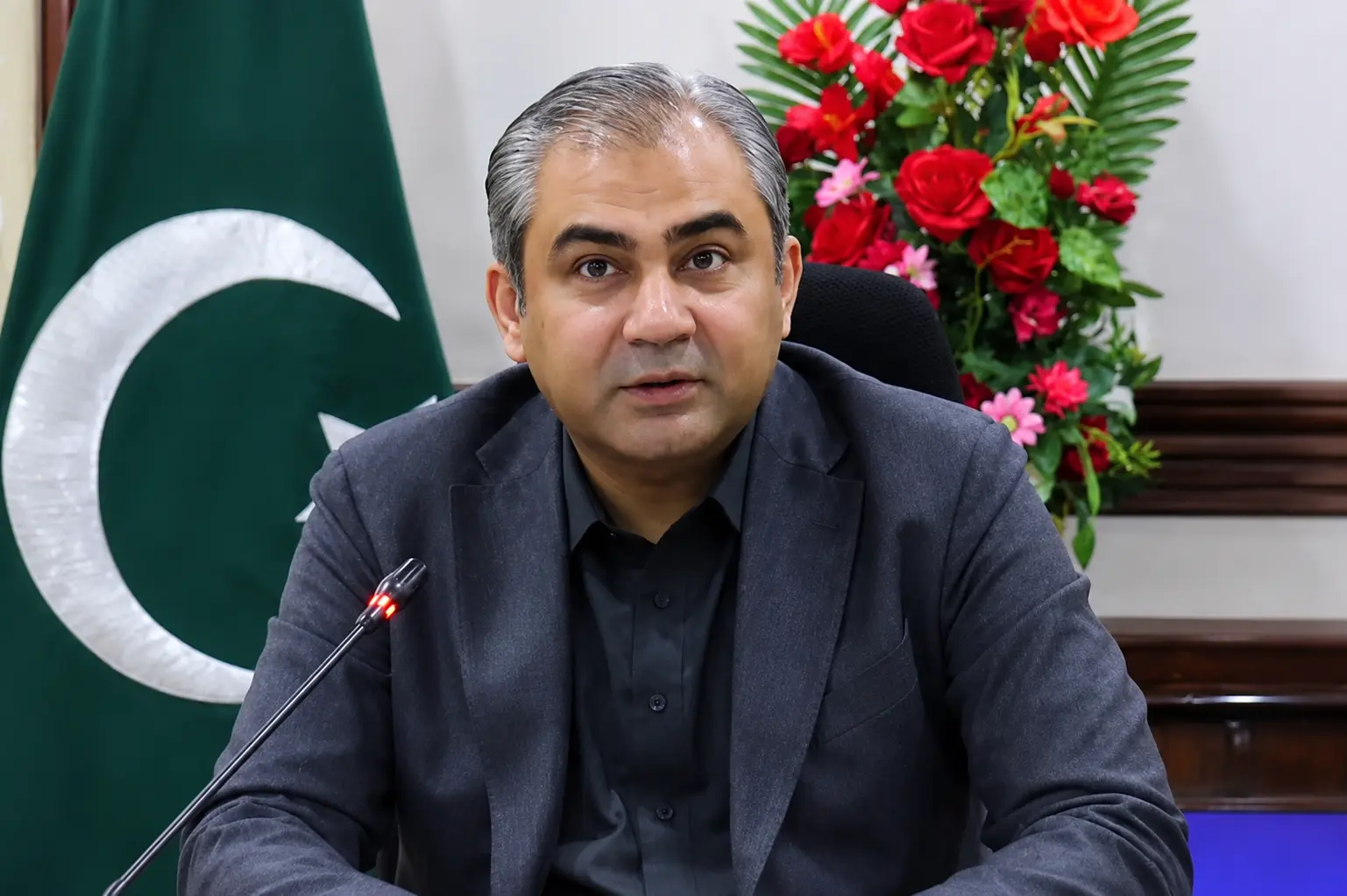 محسن نقوی پریس کانفرنس کے دوران دفتر میں تشویشناک انداز میں بیٹھے ہوئے