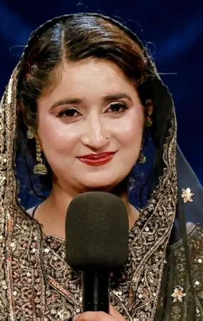 حرا قیصر پاکستان آئیڈل 2026 کی فاتح ٹرافی کے ساتھ