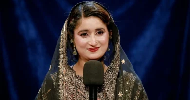 حرا قیصر پاکستان آئیڈل 2026 کی فاتح ٹرافی کے ساتھ