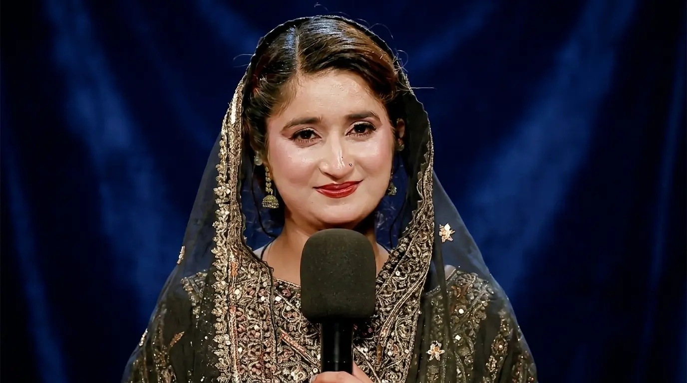 حرا قیصر پاکستان آئیڈل 2026 کی فاتح ٹرافی کے ساتھ