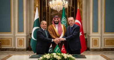 شہباز شریف، محمد بن سلمان اور رجب طیب اردگان ایک پریس ریلیز ٹیبل کے سامنے اکٹھے ہاتھ ملا رہے ہیں، جبکہ پس منظر میں پاکستان، سعودی عرب اور ترکیہ کے قومی پرچم موجود ہیں۔