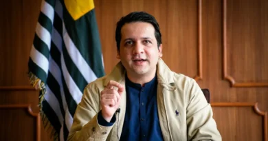 بیرسٹر افتخار گیلانی آزاد کشمیر کے 17ویں وزیراعظم منتخب ہونے کے بعد خطاب کرتے ہوئے